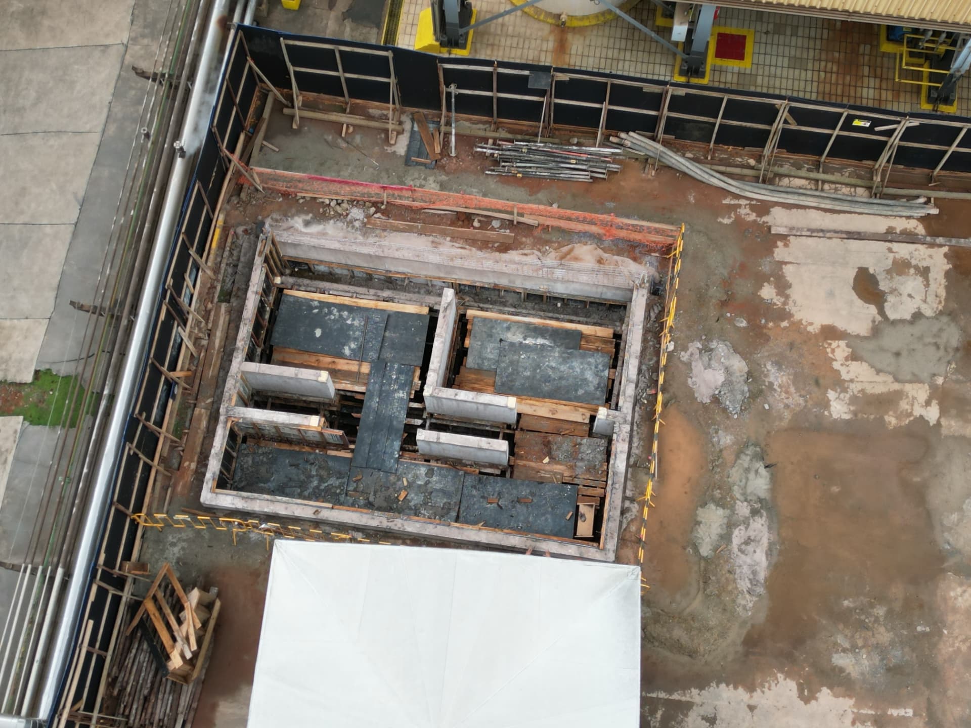 Vista aérea de blocos e vigas de fundação em concreto armado